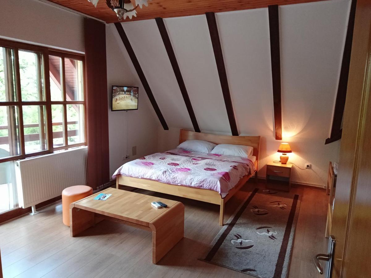 Prenociste/Restoran Lovac Hotell Bihać Exteriör bild