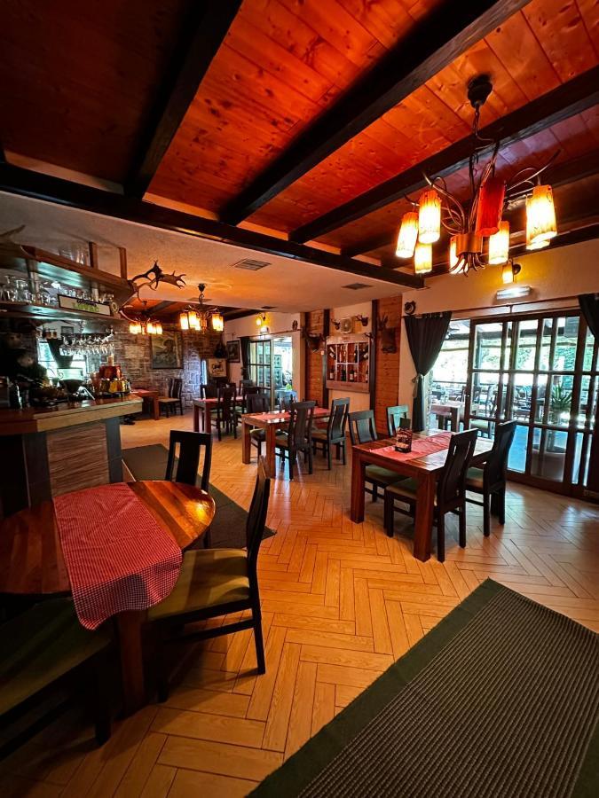 Prenociste/Restoran Lovac Hotell Bihać Exteriör bild
